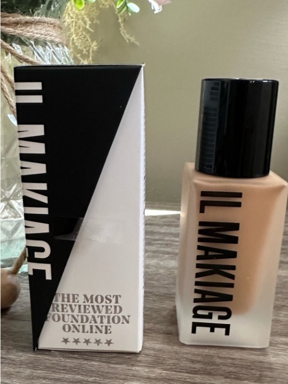 IL MAKIAGE Foundation - Beige Tone with Black Cap